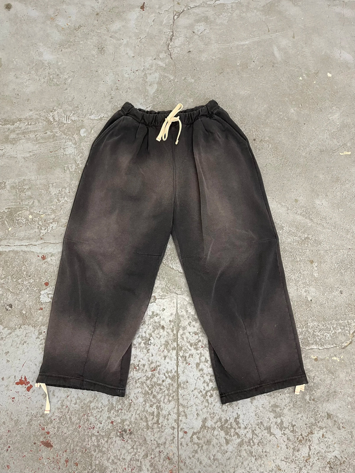 Mooji sweats 04 aged black