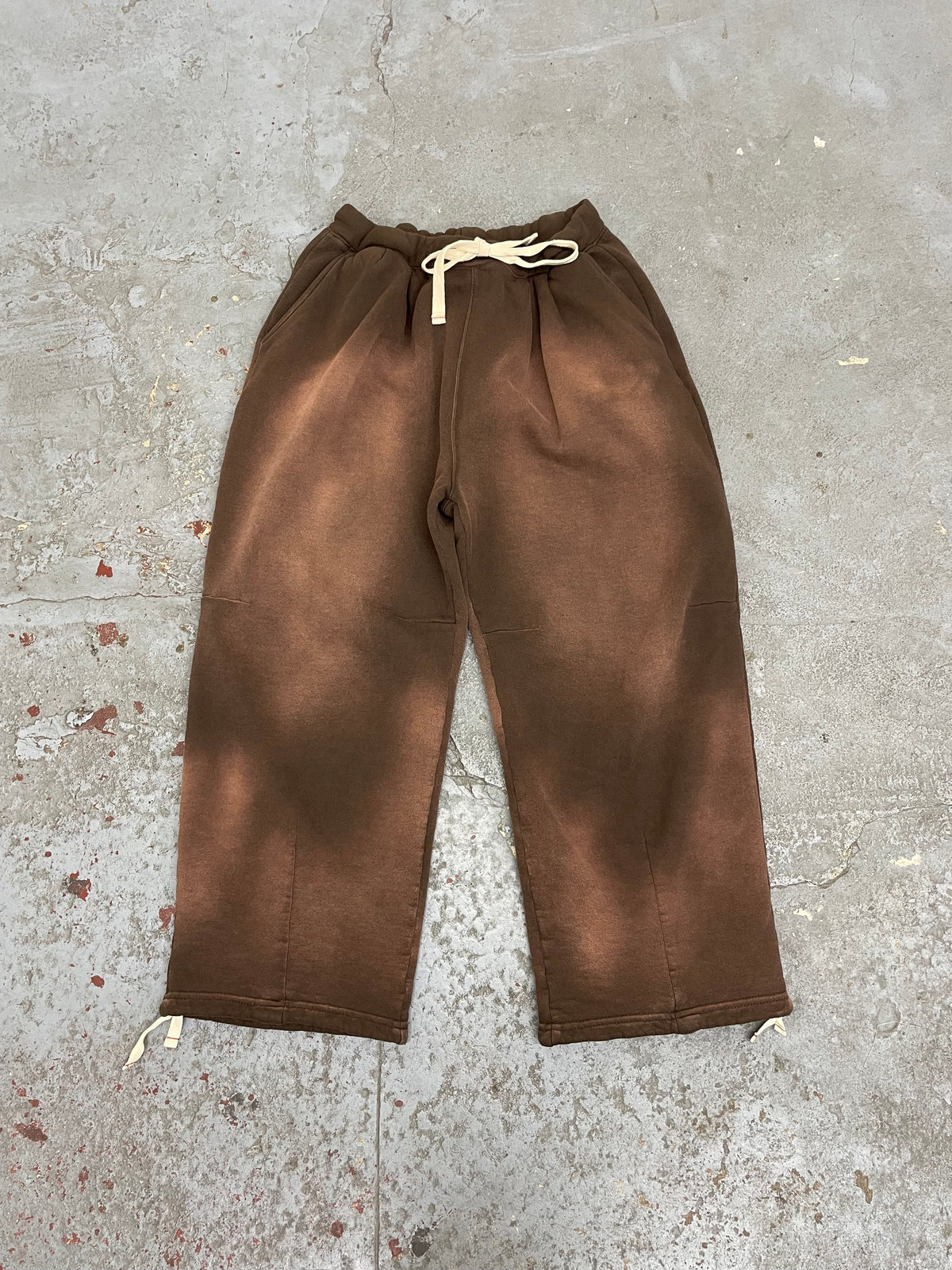 Mooji sweats 04 / aged brown