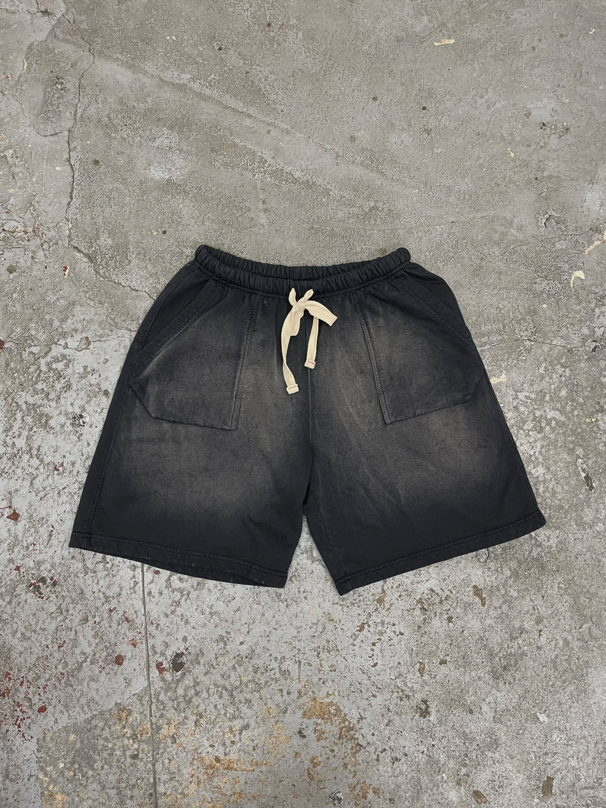 Mooji bermuda shorts aged black