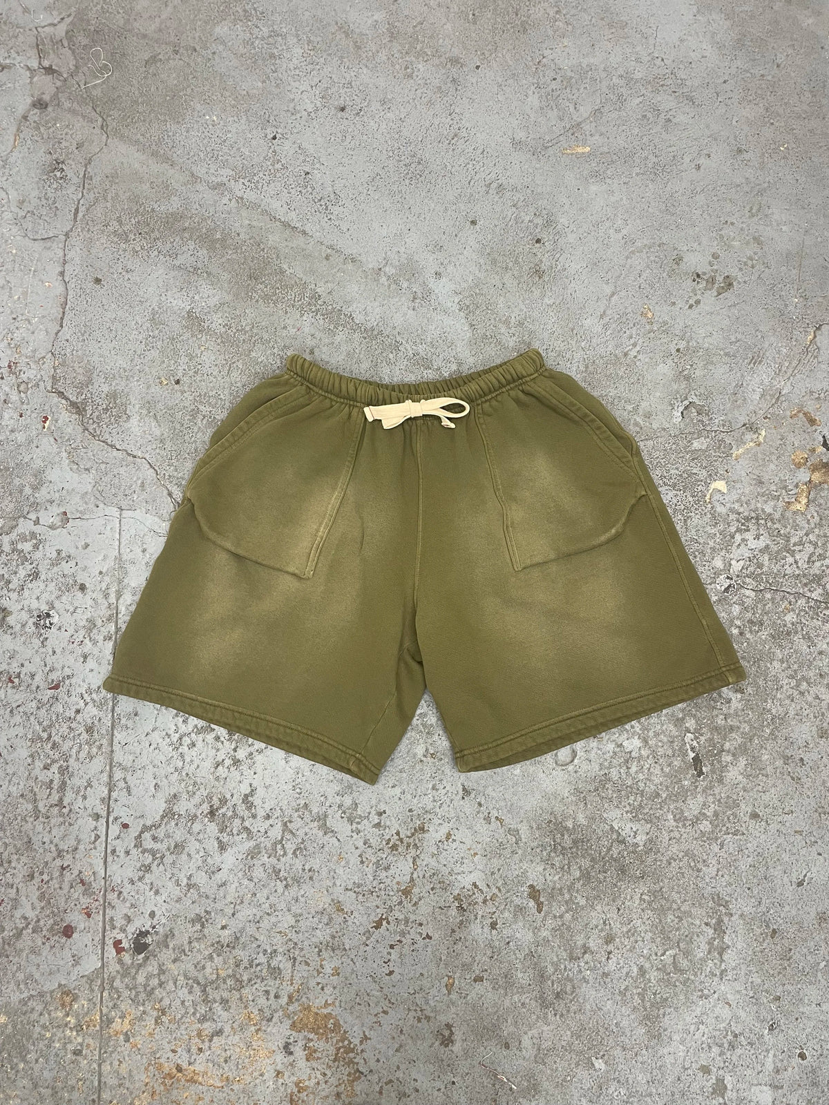 Mooji bermuda shorts aged military green