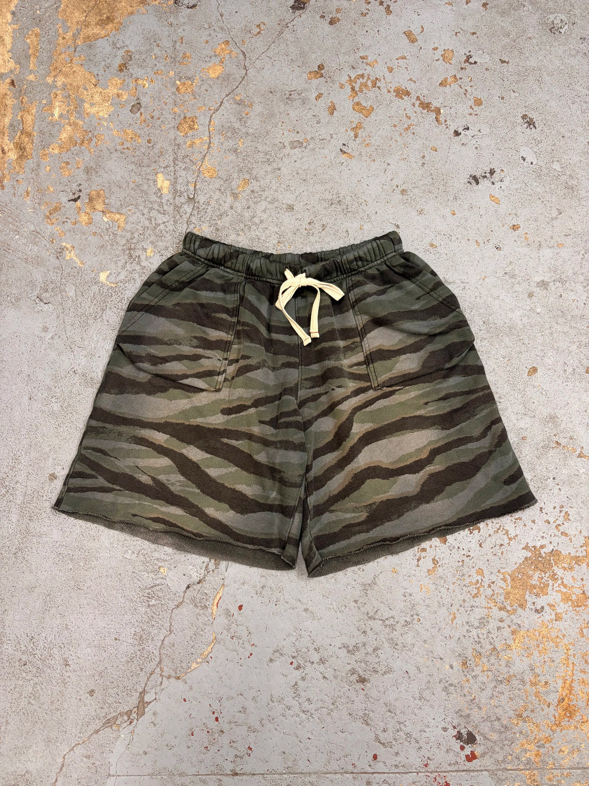 Tiger bermuda shorts aged green