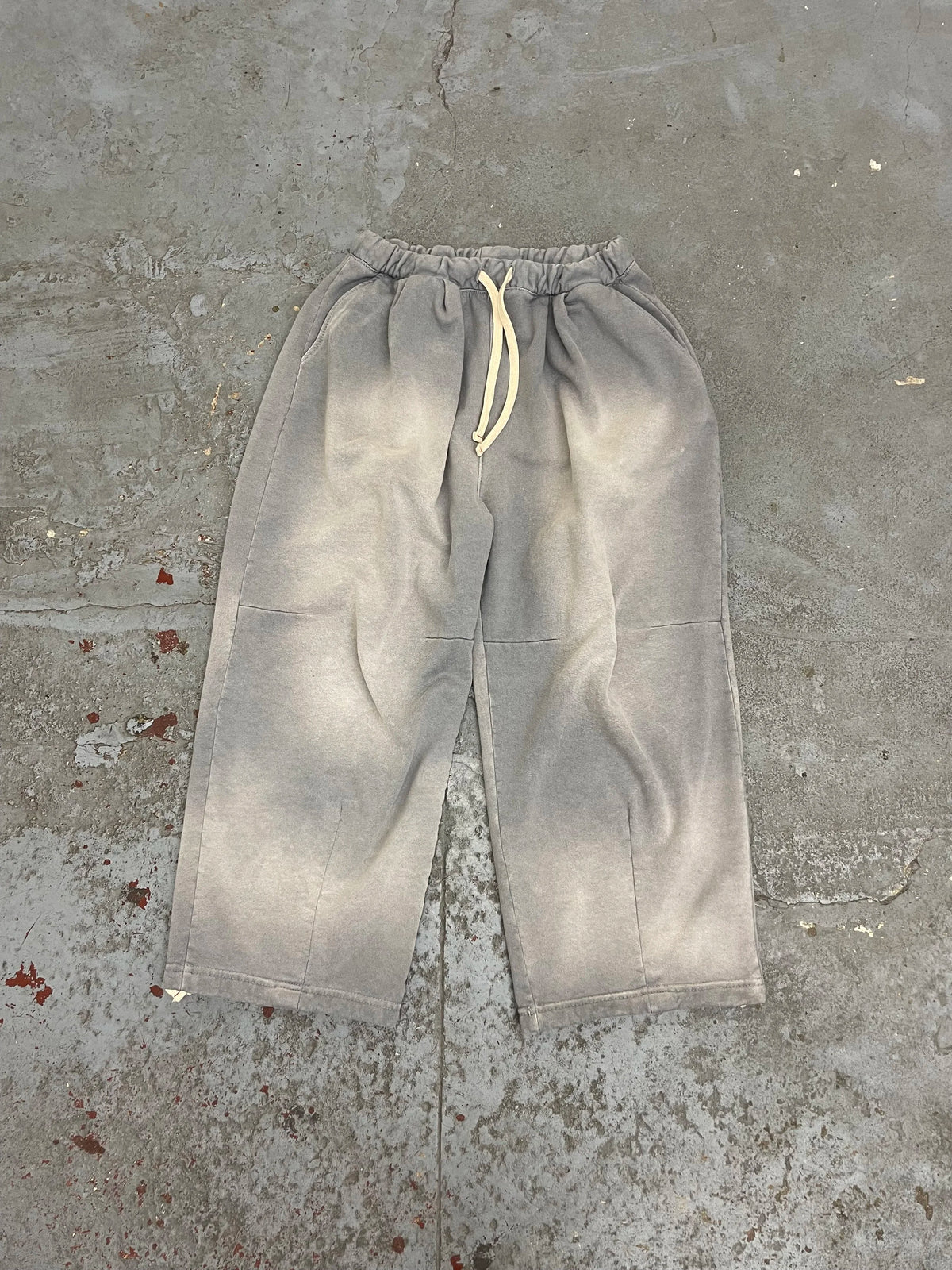 Mooji sweats 04 aged grey