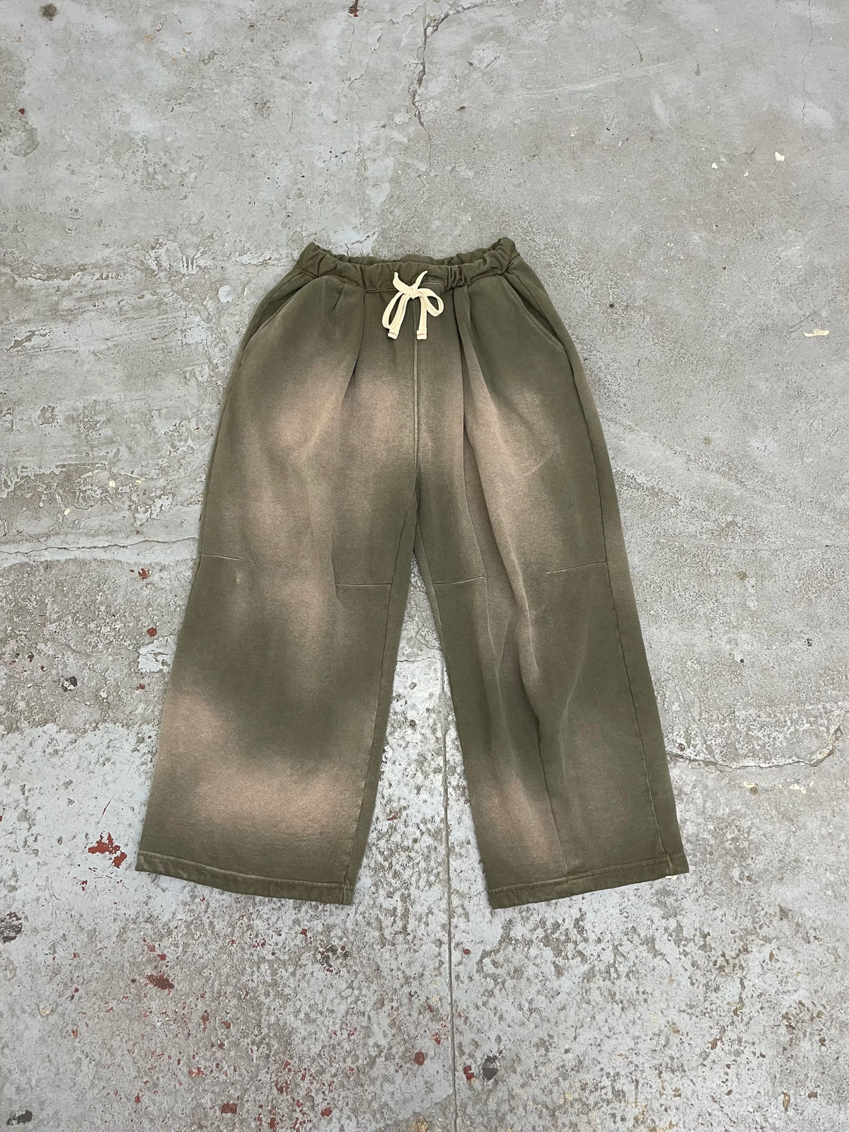 Mooji sweats 04 aged olive green