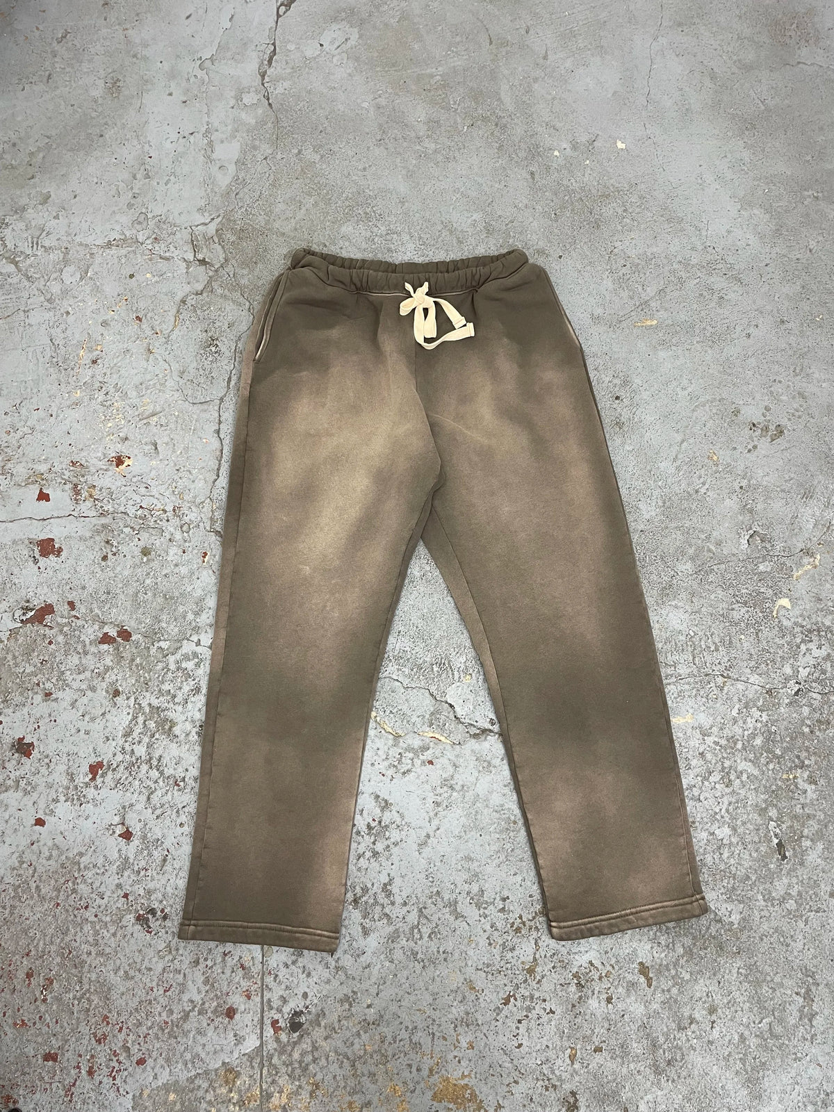 Mooji sweats 02 aged stone grey