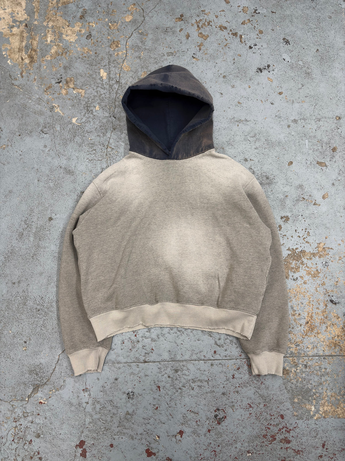 Contrast hoodie aged heather grey