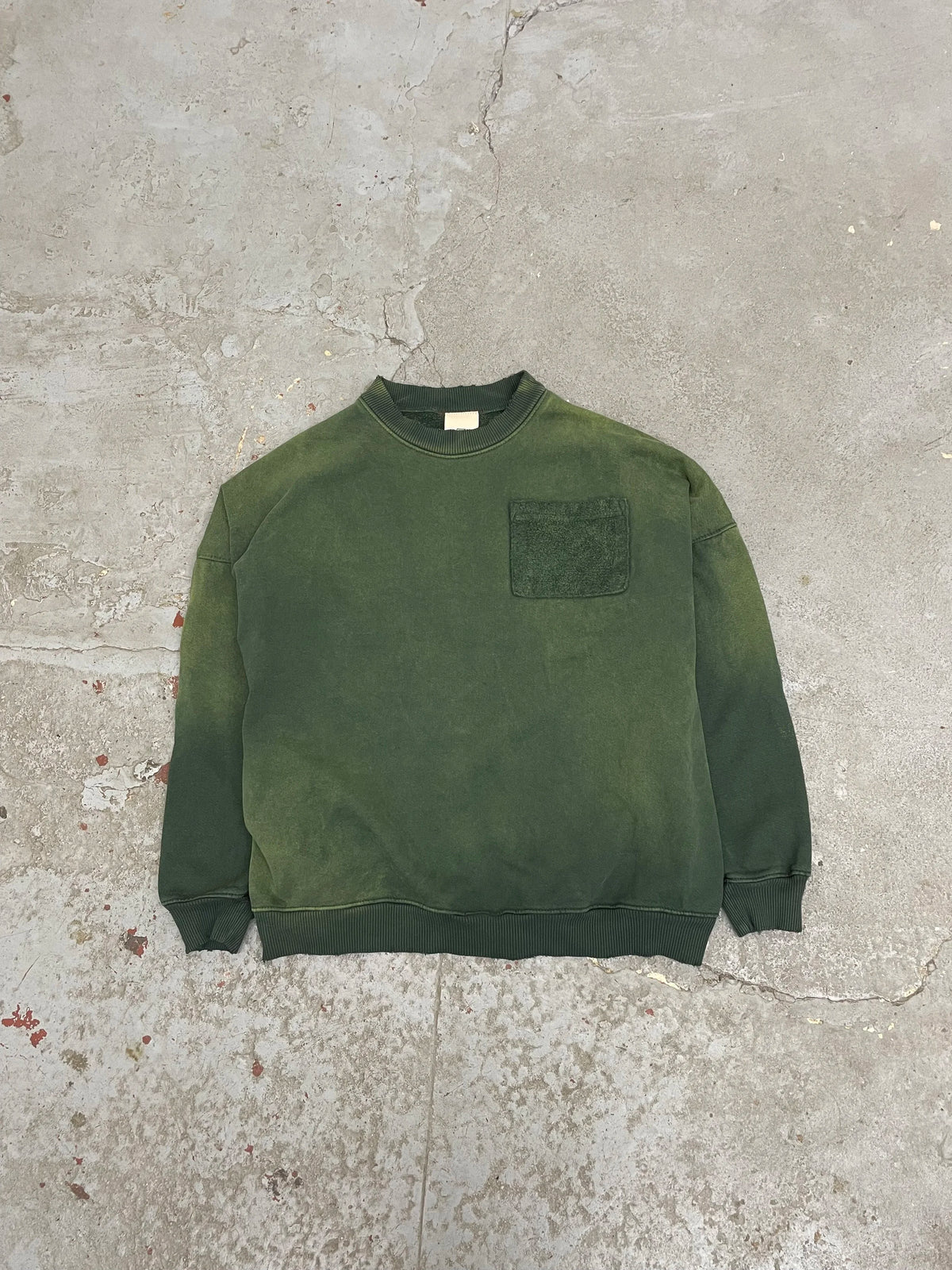 Reverse pocket crew aged forest green